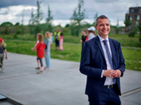 Børne- og ungdomsborgmester Jakob Næsager glæder sig over budgetaftalen for 2023, som afsætter 43 mio.kr. årligt til flere uddannede lærere og pædagoger i de københavnske skoler og dagtilbud.
Fotograf Heine Pedersen
