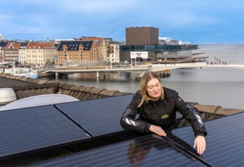 Ifølge DTU udgør energiforbruget i bygninger næsten 40 procent af Danmarks samlede energiforbrug. Sætter man solceller op på tagene, kan bygningerne derfor spille en vigtig rolle i målet om at få mere grøn energi. Pressefoto HOFOR