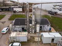 Containeren til højre i billedet (forrest) huser HOFORs testanlæg i Avedøre, hvor man arbejder med Power-To-Gas-projektet. (Pressefoto HOFOR)