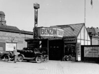 Tankstation ved basarerne på Gammel Kongevej i 1925. Det er lokaliteter, hvor der har været bl.a. tankstationer, renserier og lossepladser, der er i søgelyset. Foto: Peter Elfelt, Københavns Museum.