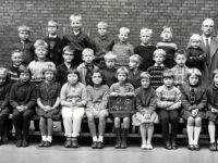 De tidlige skolebilleder viser, hvordan drenge og piger typisk var delt op i hver deres klasse eller endda på hver deres skole. Senere billeder som dette af 2.u fra Ny Carlsberg Vejens Skole årgang 1964-65 viser, at blandede klasser nu var det mest almindelige. Størstedelen af klassebillederne var stadig i sort/hvid, men i løbet af 1970’erne blev farvefotos mere almindelige. Foto: Ukendt, ca. 1964-1965. Københavns Stadsarkiv.